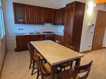 cucina in legno massello color noce scuro