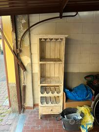 Scaffale in legno stile shabby con portabottiglie