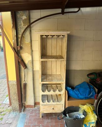 Scaffale in legno stile shabby con portabottiglie