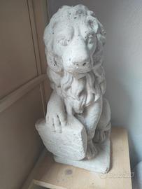 STATUA LEONE CON SCUDO IN PITRA CEMENTO 