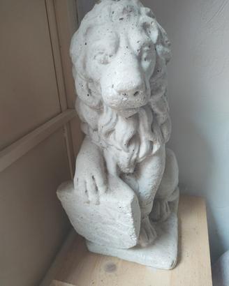 STATUA LEONE CON SCUDO IN PITRA CEMENTO 
