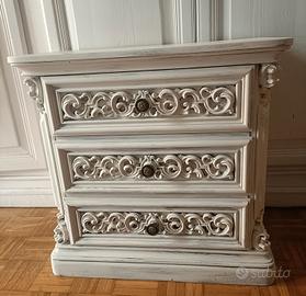 Coppia di comodini in noce massello