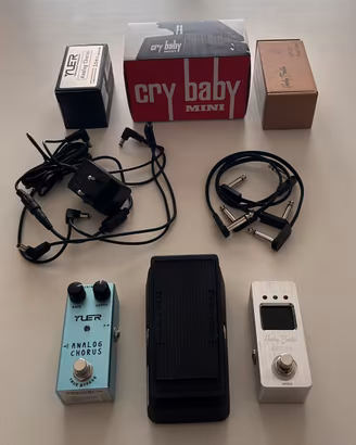 PEDALE WAH, TUNER, CHORUS, ADATTATORE, CAVI PATCH