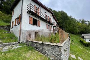 Baita in legno con camino