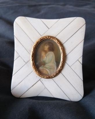 Antico dipinto a miniatura. Bambina che prega