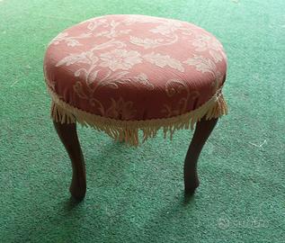 Vecchio elegante sgabello poggiapiedi