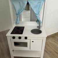 Cucina per bambini in legno con tendina