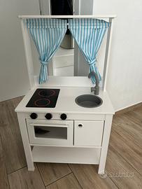 Cucina per bambini in legno con tendina