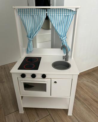 Cucina per bambini in legno con tendina