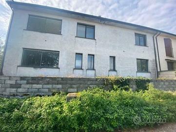 Immobile in asta di 160 m² con più di 5 locali a M