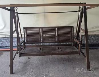 Dondolo di legno per il giardino e per il terrazzo