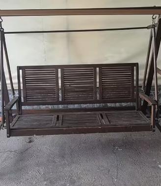 Dondolo di legno per il giardino e per il terrazzo