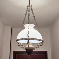 Lampadario classico in vetro opalino e metallo