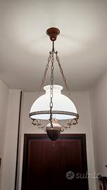 Lampadario classico in vetro opalino e metallo