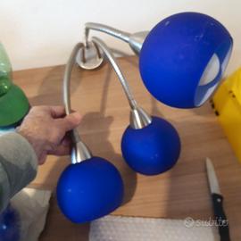 Lampadario a tre luci blu cobalto direzionabili