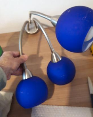 Lampadario a tre luci blu cobalto direzionabili