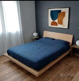 Letto matrimoniale  effetto rovere con doghe.