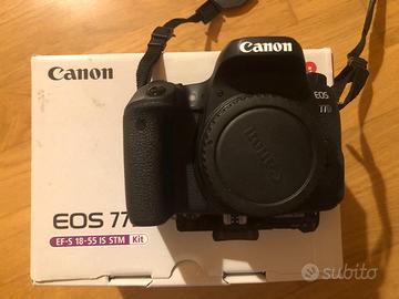 Reflex Canon 77D con accessori