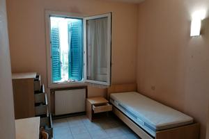 Stanza grande libera per ragazza da maggio