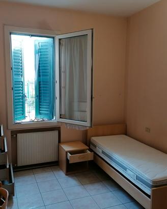 Stanza grande libera per ragazza da maggio