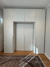 Armadio con letto a scomparsa una piazza e mezza.