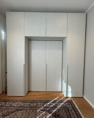 Armadio con letto a scomparsa una piazza e mezza.