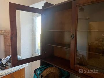 Credenza in legno con vetrinetta