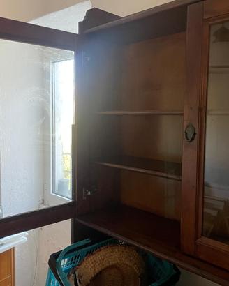 Credenza in legno con vetrinetta