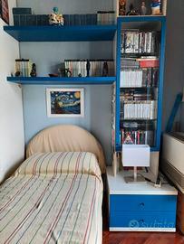 Camera da letto con armadio, scrivania, libreria