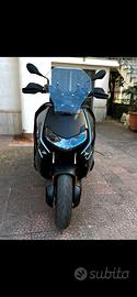 Bmw CE 04 full elettrico  Moto con Fast Charger