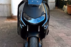 Bmw CE 04 full elettrico  Moto con Fast Charger