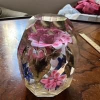 Fermacarte in vetro con fiori