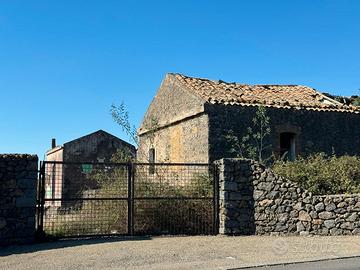 Casale con Terreno in Vendita a Belpasso