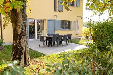 Villa di 325 m² con più di 5 locali a Modena