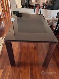 Tavolo allungabile, con piano in vetro