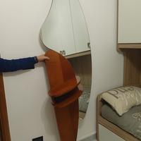Specchio da parete con mensola integrata in legno