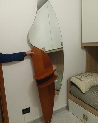 Specchio da parete con mensola integrata in legno