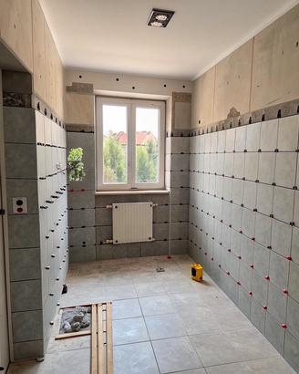 Posa piastrelle in bagno, cucina e pavimenti di ca