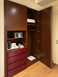 Armadio con specchio cassetti vano mini bar 200cm