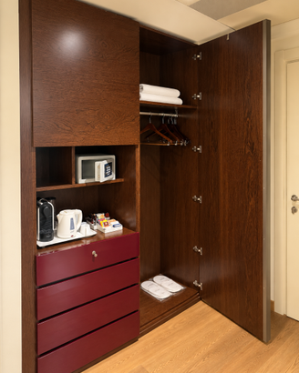 Armadio con specchio cassetti vano mini bar 200cm