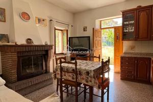 Casa indipendente di 258 m² con 5 locali e box aut