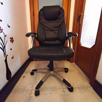 Poltrona nera con ruote da scrivania