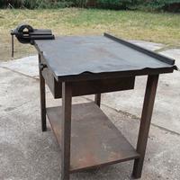 tavolo da lavoro con morsa 