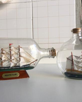 Coppia navi in bottiglia