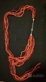 Collana in perline rosse di vetro