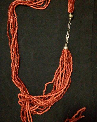 Collana in perline rosse di vetro