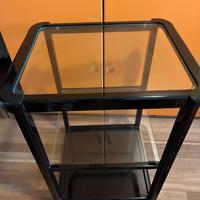 Mobile con ripiani in vetro con rotelle