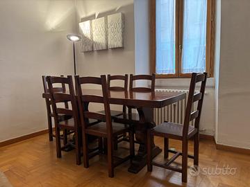 Tavolo in legno con sedie