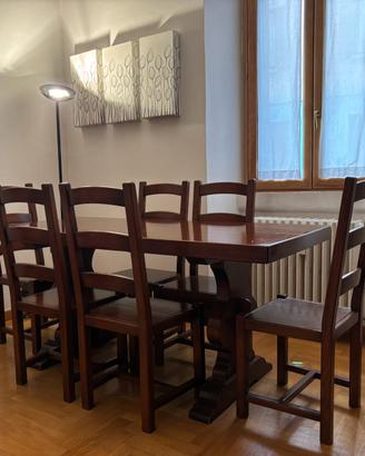 Tavolo in legno con sedie