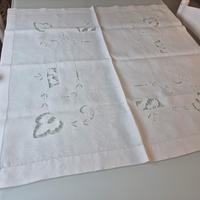 tavaglia/ centro tavola in lino ricamata